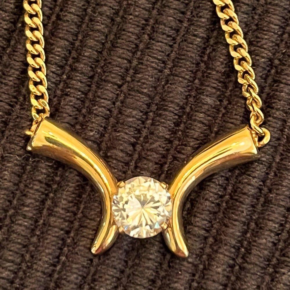 Elegant Gold Necklace with Timeless Charm